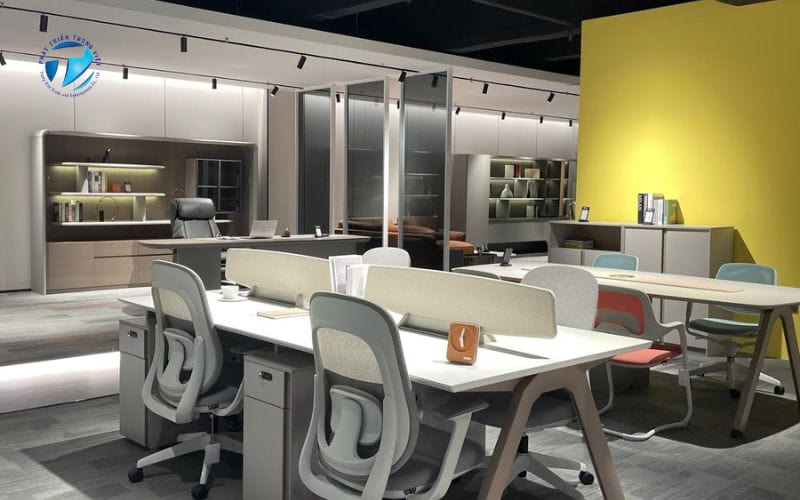 Showroom trưng bày đa dạng bàn ghế và nội thất văn phòng Hà Nội